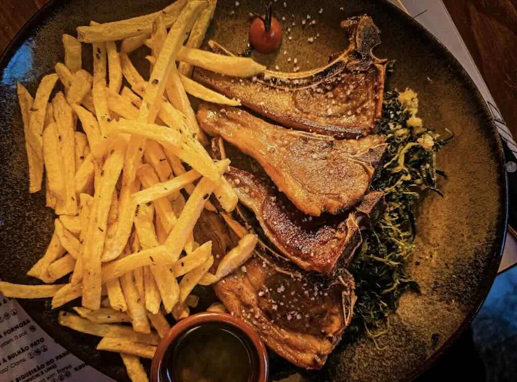 Assiette de viande grillée et frites chez L-Tasca.