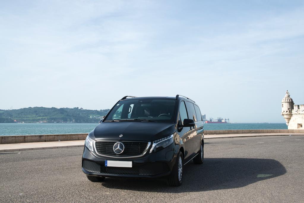 Véhicule avec chauffeur sur une route près de Lisbonne