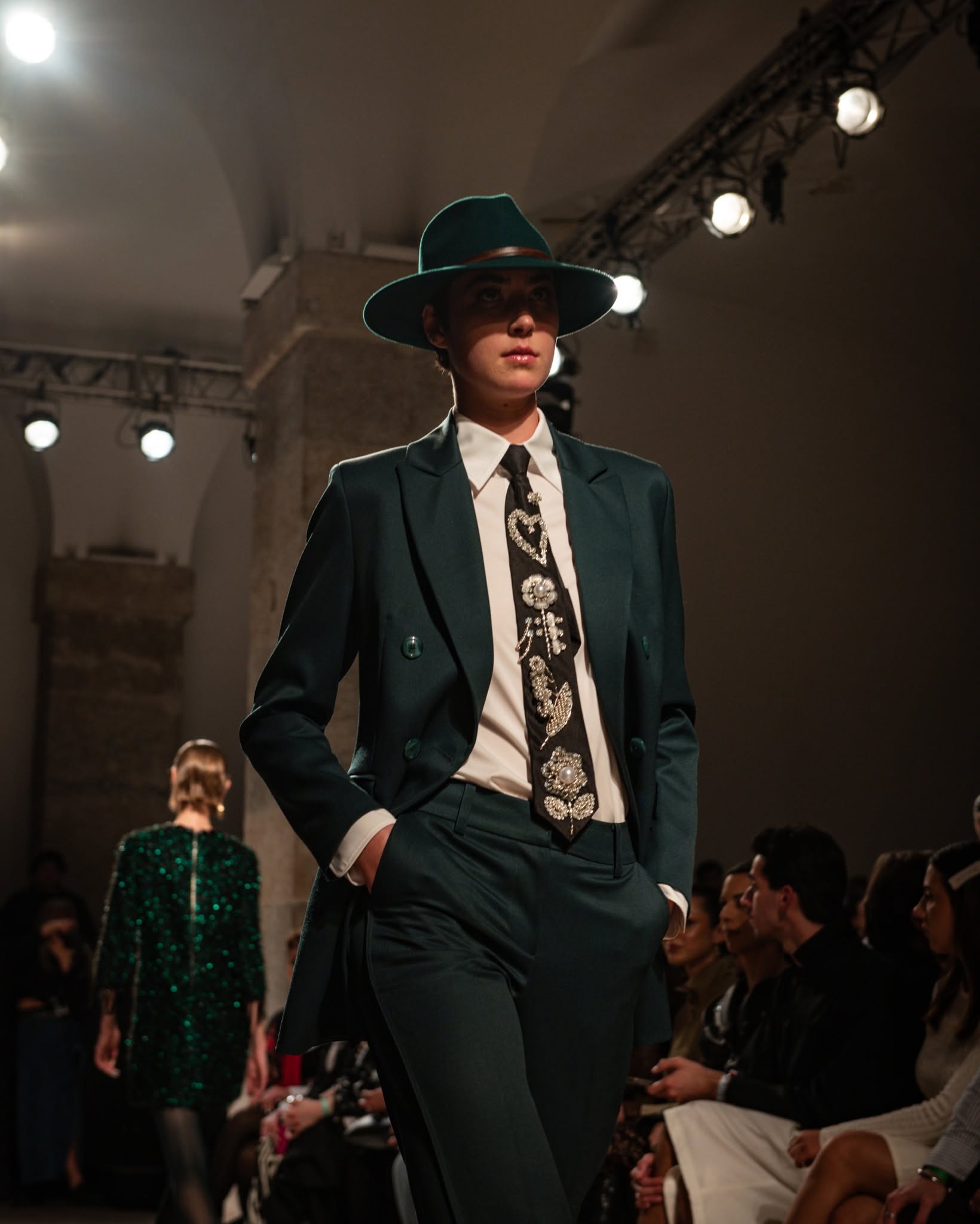 Défilé ModaLisboa : silhouette en costume vert et chapeau